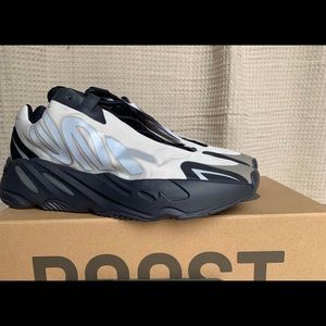 Yeezy mnvn 700